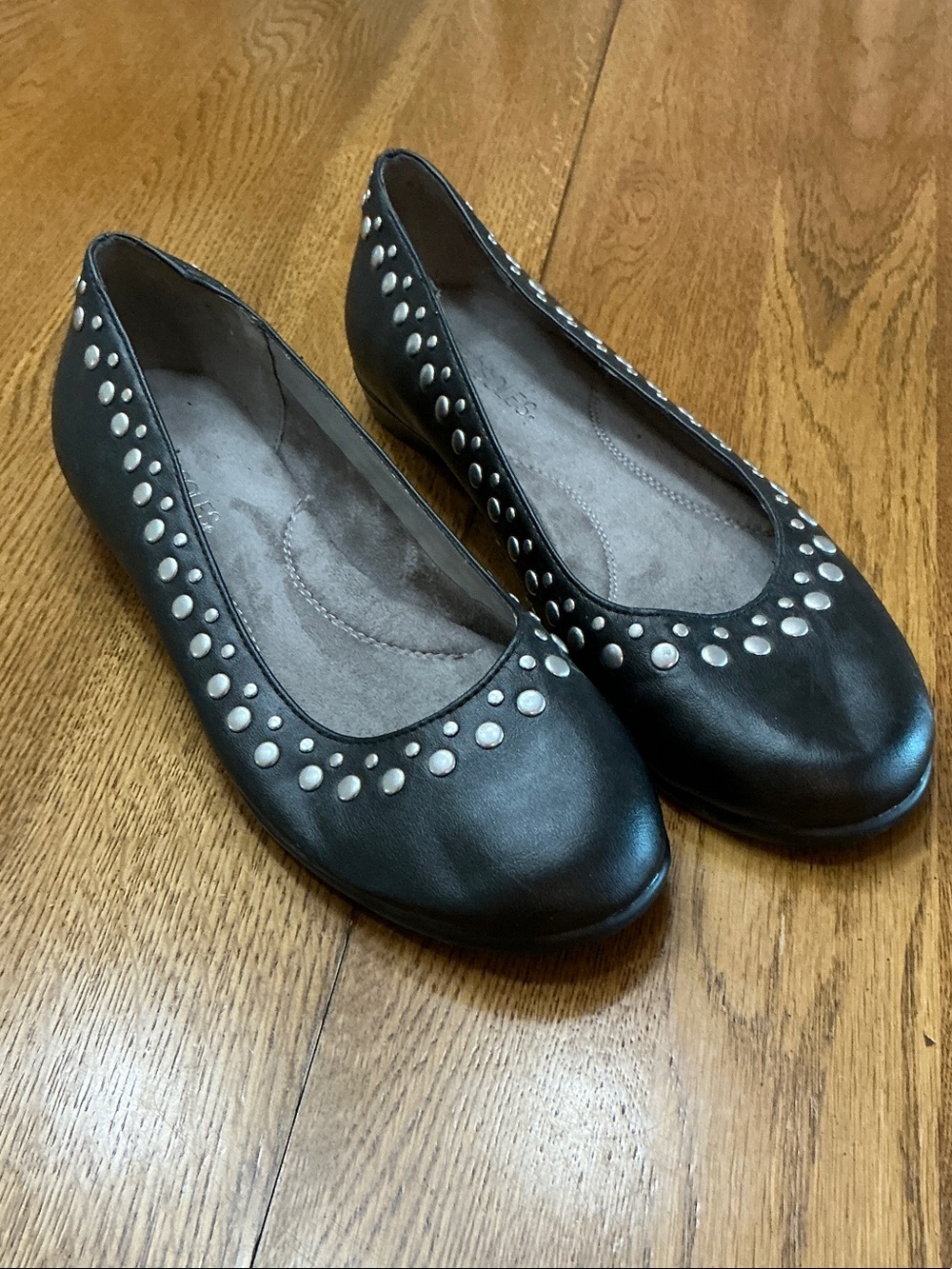 Woman’s AEROSOLES  black ballet flat with studs. Size 8. New! Man made. So cute!